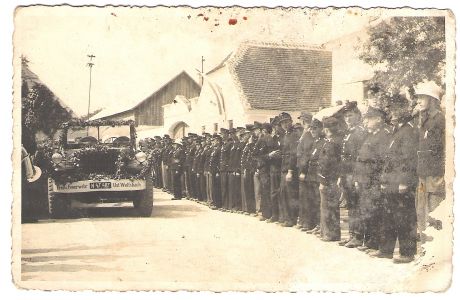Einweihung des Dodge und der Tragkraftspritze 1949 vor der Kapelle in Unterwolfsbach