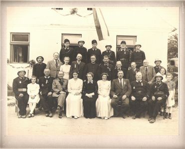 Weinlesefest in Unterwolfsbach am 11. Juli 1950.
Hinten (v. l.n.r): Ferdinand Rath, Josef Böhm, Karl Koberger, Anton Böswarth, Puchl (BFKDO, Vorname nicht bekannt), Johann Hössinger
Mitte: Franz Steinberger, Hans Macho (Goldhauben Sponserer), Elfriede u. Anton Gugerell, Leopold Hofer, Josef Grubwieser, Josef Burger, Josef Gugerell, Tichy, Franz Zeller, Maria Rath
Vorne: Kommandant Johann Rath, Maria Feyertag, Josef Schindler, Franz Gerstmaier, Gertrude Joichl, Gerstenmaier, Elfriede Hollaus, Franz Aigner, Alois Brandstetter, Josef Gugerell, Theresia Gnant