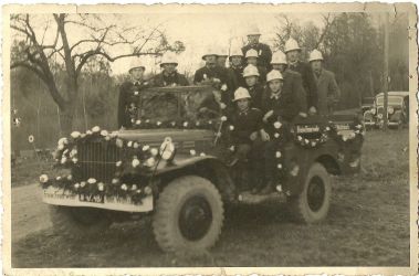 Ausrückung zur Glockenweihe nach Ollersbach 1950.
Hinten (v.l.n.r): Franz Steinberger sen., Johann Hössinger sen., Anton Böswarth
Mitte: Johann Hössinger jun., Johann Rath (Jaga Hans‘l), Josef Gugerell, Franz Zwedorn sen., Franz Zeller, Josef Hubmaier, Karl Gnant sen.
Vorne: Karl Koberger (Chauffeur), Ferdinand Rath, Josef Böhm