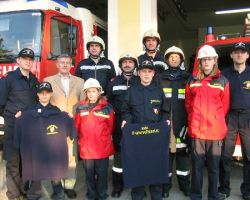 hinten (v.l.n.r) Kommandant Mario Pfeiffer, Firma Franz Wiedermann, Kommandant-Stellvertreter Johann Rath, Christian Diesmayr, Johann Seitz, Ferdinand Rath und Christian Pfeiffer
vorne (v.l.n.r): Feuerwehrjugend Daniel Weidinger, Tamara Marktl, Michael Fußthaler und Sonja Marktl