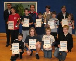 1. Reihe v.l.n.r.: Josef Gfatter (Neulengbach), Michael Fußthaler (Unterwolfsbach), Christoph Gastecker (Raipoltenbach), Dominik Weber (Totzenbach)
2. Reihe v.l.n.r.: Alexander Spanny (Ollersbach), Michael Steigberger (Inprugg), Alexander Biber (Kirchstetten), Sascha Nolz (Altlengbach), Kilian Tasching (Eichgraben)
3. Reihe v.l.n.r.: ABI Georg Schröder (Abschnittskommandant-Stellvertreter), OLM Richard Kraus (Abschnittssachbearbeiter Feuerwehrjugend), Vizebürgermeisterin Maria Rollenitz, BR Gerhard Hajek (Abschnittskommandant)