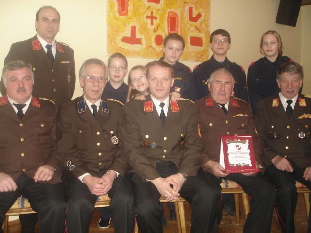 (v.l.n.r).: EHBI Josef Hössinger, BI Johann Rath, V Franz Köberl, JFM Hannes Hössinger, HBI Mario Pfeiffer, JFM Jennifer Weidinger, JFM Sandra Pfeiffer, EHBI Franz Steinberger, JFM Daniel Weidinger, JFM Tamara Marktl, BR Gehard Hajek