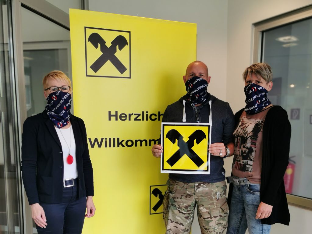 Bankstellenleiterin Bettina Welke (l), Kommandant Claus Triebenbacher (m) und Leiterin des Verwaltungsdienstes Andrea Triebenbacher (r)