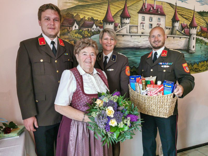 v.l.n.r: Kommandant-Stellvertreter Michael Fußthaler, Josefa Bürgmayr, Leiterin des Verwaltungsdienstes Andrea Triebenbacher, Kommandant Claus Triebenbacher