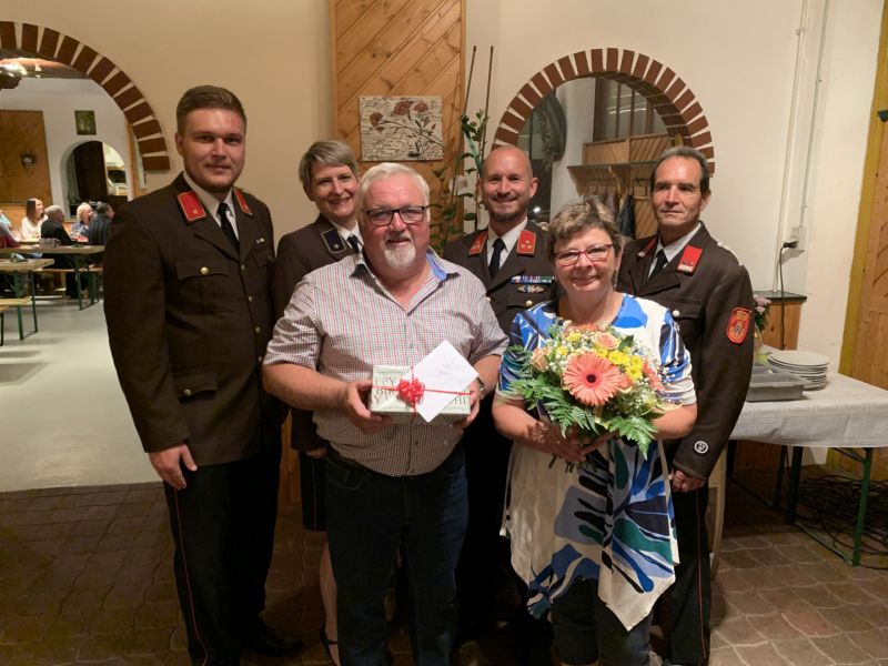 v.l.n.r: Kommandant-Stellvertreter Michael Fußthaler, Leiterin des Verwaltungsdienstes Andrea Triebenbacher, Jubilar und angehender Pensionist Josef Hössinger, Kommandant Claus Triebenbacher, Ingrid Hössinger, Zeugmeister Ferdinand Rath