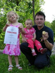 Christian Pfeiffer mit dem neuen, glänzenden Feuerwehrleistungsabzeichen in Gold!