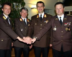 Der neue Leiter des Verwaltungsdienstes im AFKDO Neulengbach wird willkommen geheißen.
v.l.n.r: Leiter des Verwaltungsdienstes Christian Pfeiffer, Abschnittskommandant Gerhard Hajek, Abschnittskommandant Stellverteter Georg Schröder und der stellvertretende Leiter des Verwaltungsdienstes Josef Ertl