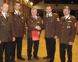 Verleihung des Verdienstzeichens dritter Klasse an EHBI Josef Hössinger
v.l.n.r: Kommandant Mario Pfeiffer, Abschnittskommandant Stellvertreter Georg Schröder, Bezirkskommandant Dietmar Fahrafellner, Josef Hössinger und Abschnittskommandant Gerhard Hajek