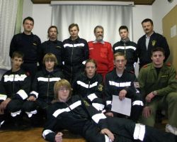 (v.l.n.r) : 3. Reihe: Christian Pfeiffer, Walter Schwarz, Radenko Jokic (alle FF Unterwolfsbach), Karl Schaffarik (Samariterbund), Patrick Küster, Josef Ertl (alle FF Maria Anzbach)
2. Reihe: Alexander Neskodny (FF Neulengbach Stadt), Phillip Pilgersdorfer, Thomas Urbanek, Peter Pilgersdorfer (alle FF Maria Anzbach), Hannes Steinböck (FF Johannesberg)
1. Reihe (liegend): Stefan Widler (FF Maria Anzbach)