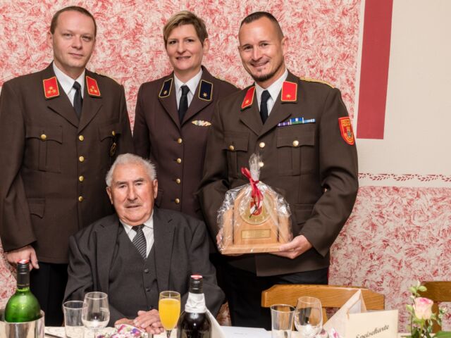 (v.l.n.r): Ehrenhauptbrandinspektor Mario Pfeiffer, Ehrenhauptbrandinspektor Franz Steinberger, Verwalter Andrea Triebenbacher, Brandinspektor Claus Triebenbacher